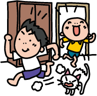 家の中でかけっこをしている子ども。