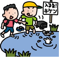 学校からの帰り道、柵のない池のふちで魚やザリガニを捕まえようとしている子どもたち。