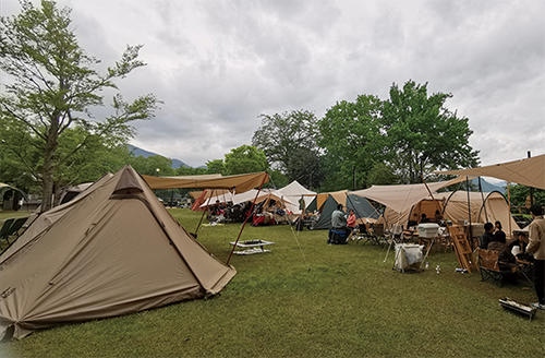 キャンプ場のテント写真