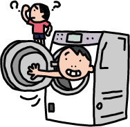 かくれんぼ中、ドラム式洗濯機の中に入って、ドアを閉めようとしている子ども。遠くで鬼役の子どもが探している。