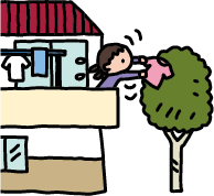 ベランダから乗り出して木に引っかかった洗濯物をとる。