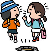 下校中、おしゃべりに夢中で、目の前の道路の陥没に気が付かず歩いている子どもたち。