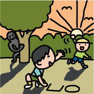 夕暮れの公園。周りの子が帰っていく中、ひとり遊び続ける子ども。木のかげから悪者が見つめていて…