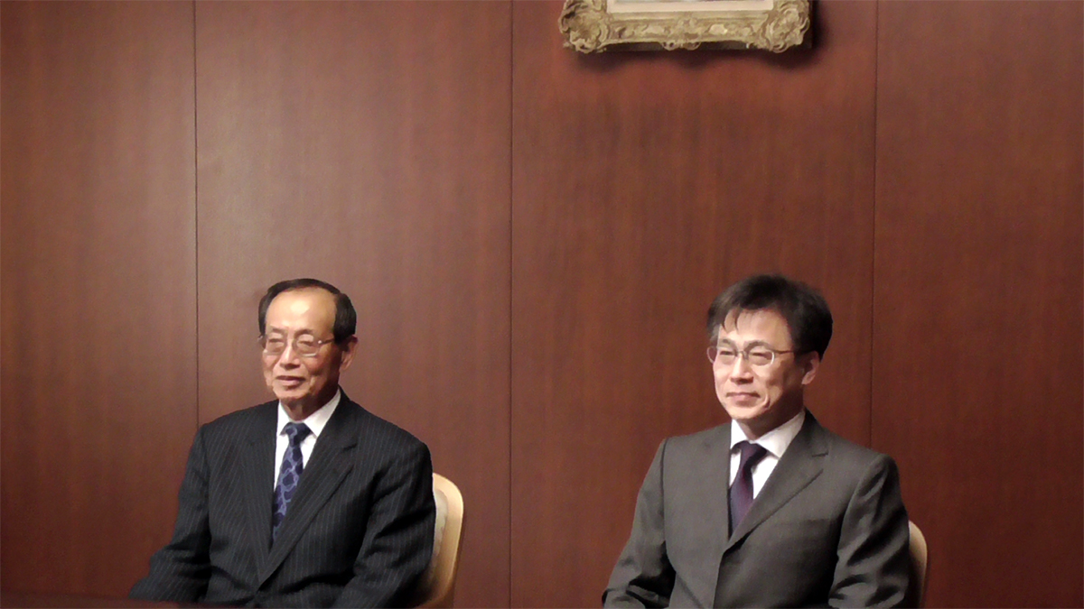 対談をする東京都教育委員会の遠藤勝裕委員と林新一郎委員長の写真